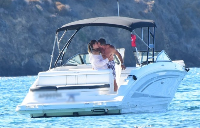 Murad sevgilisi ilə öpüşərkən görüntüləndi