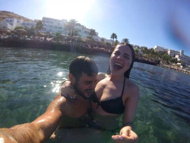 Cinsiyyətini dəyişən aktyor su altında öpüşdü