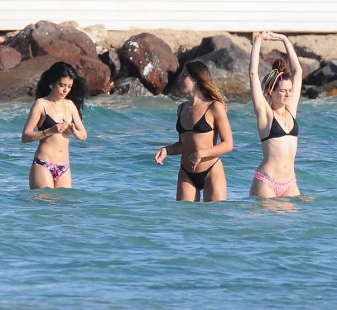 Dənizdə yoqa etdilər