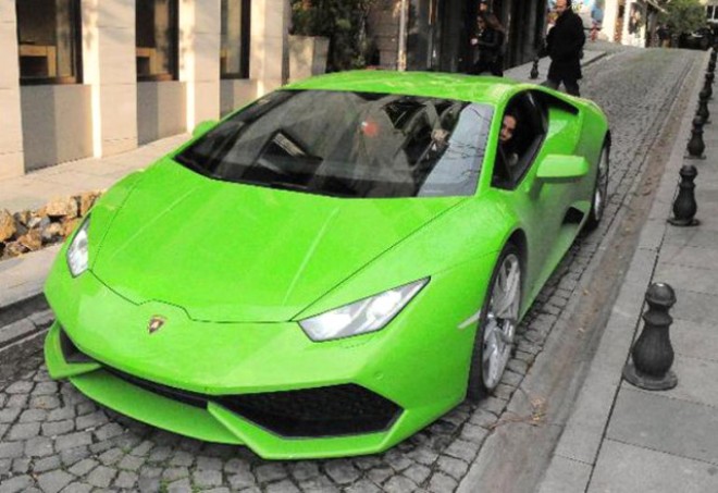 “Lamborghini”dən düşüb traktora mindi