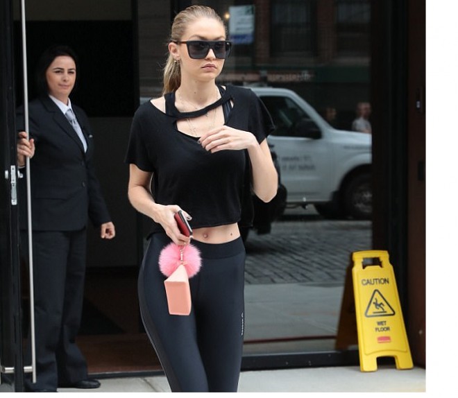 Cicinin qara rəngli geyimi - foto