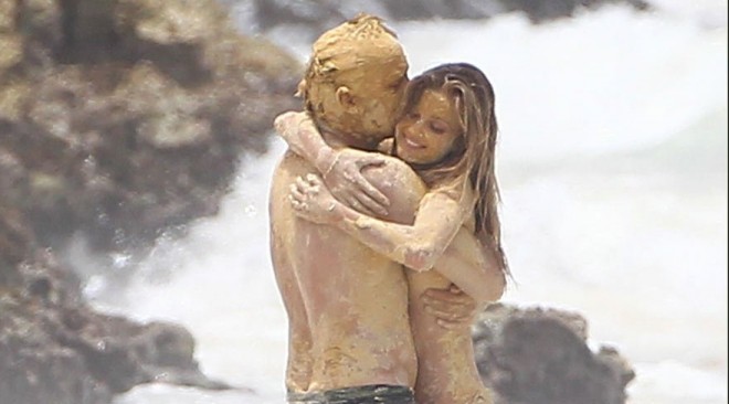 Afrikalı model büstqaltersiz dənizdə - foto