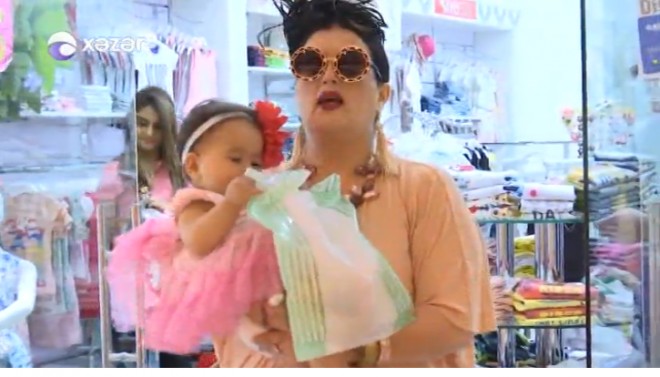 Elza Seyidcahan nəvəsi ilə alış-verişə çıxdı 