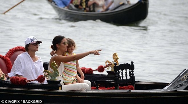 Məşhur model qızı ilə Venesiyanı gəzdi