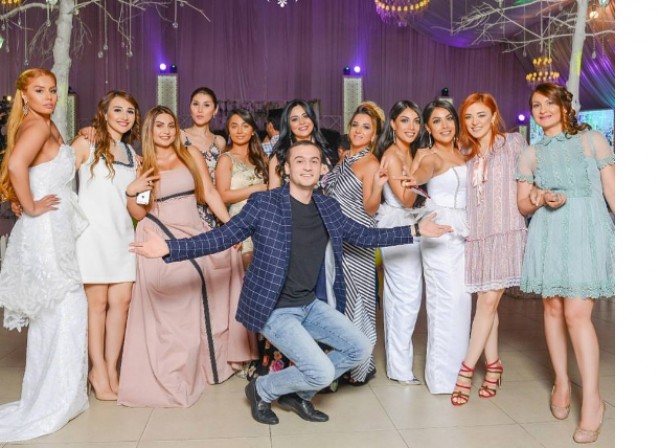 Emilin qadın həmkarları ilə fotosu