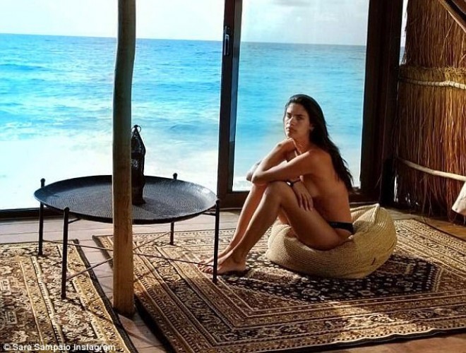 Sara büstqaltersiz fotosunu paylaşıb - foto