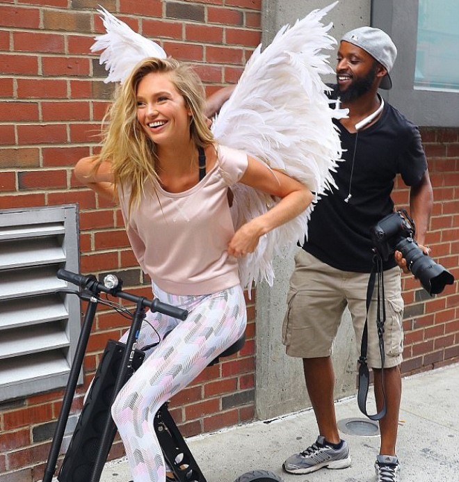 &nbsp;“Viktoria Sekret”in modeli küçədə qanadla gəzdi