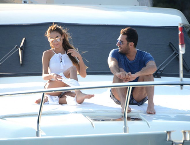 Müğənni gəmidə sevgilisi ilə öpüşdü