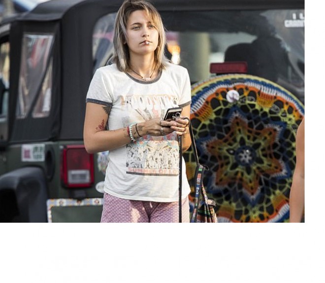 Ceksonun qızı küçədə siqaret çəkdi