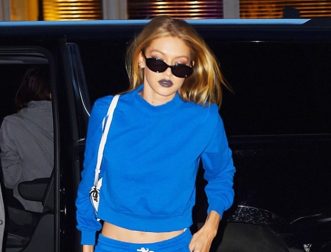 Cicinin göy rəngli idman geyimi - foto