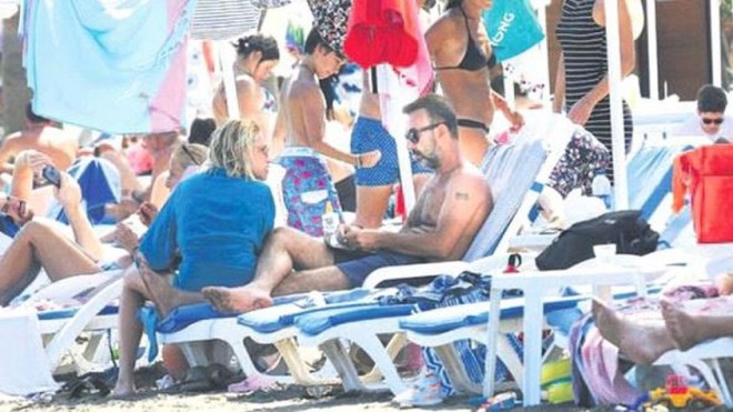 Aktyor və həyat yoldaşı çimərlikdə mübahisə etdi - foto