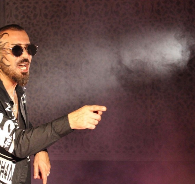 Niyam klipi üçün üzünə döymə etdirdi - video