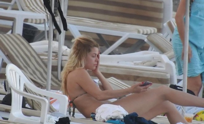 Aktrisa çimərlik geyimində