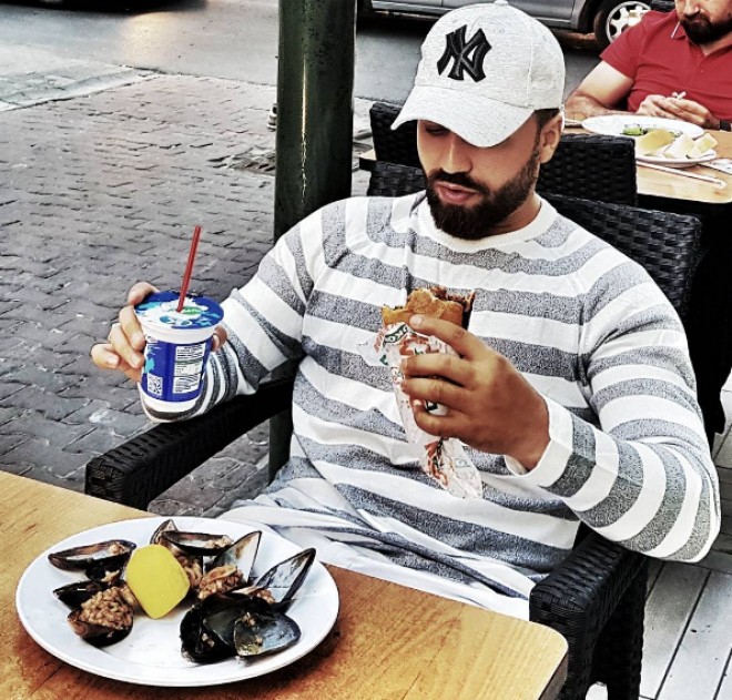 Zamiq həyatından yazdı: “Küçələrdə dönər yeyə-yeyə böyüdüm”