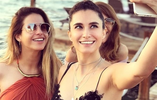 Aktrisa yeni halı ilə təəccübləndirdi