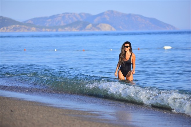“Türk malı”nın aktrisası çimərlik geyimində - fotolar