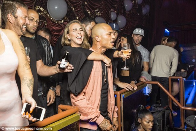 Məhbus model yeni sevgilisi ilə axşam yeməyində - foto