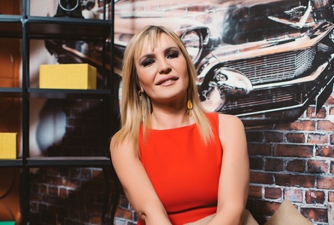 "Kısmetse olur"un aparıcısı çimərlik geyimində