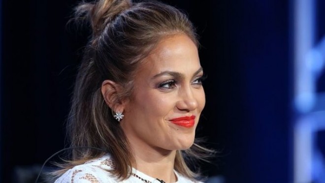 Cennifer Lopez sinəsini nümayiş etdirdi - foto