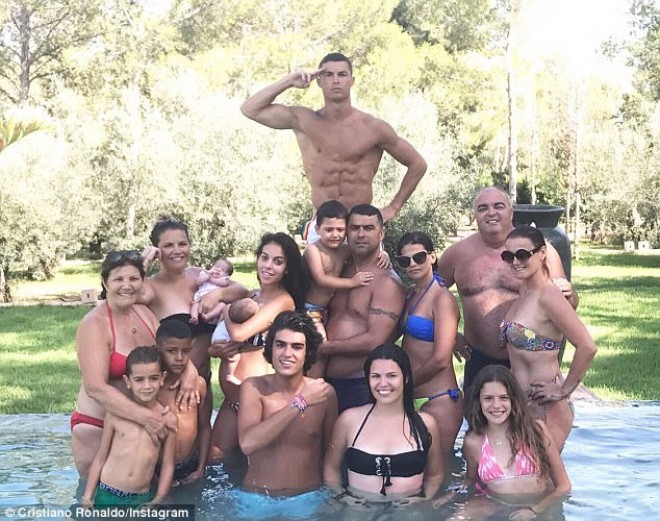 ​Ronaldo ailəsi ilə İbizada - foto