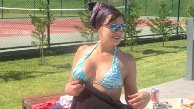 Aydan Şener çimərlik geyimində