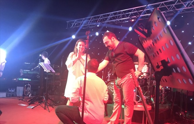 Səhnədə evlənmə təklifi gerçəkləşdi