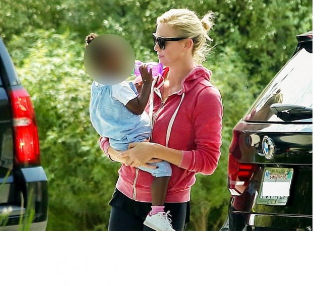 Şarliz qızı və dostları ilə nahar yeməyində - foto