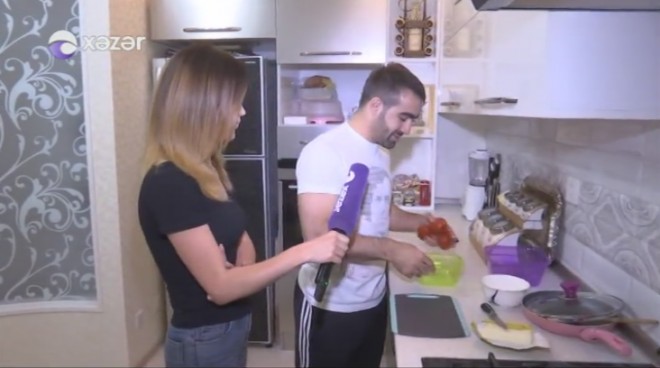 Dünya çempionumuz efirdə yemək bişirdi