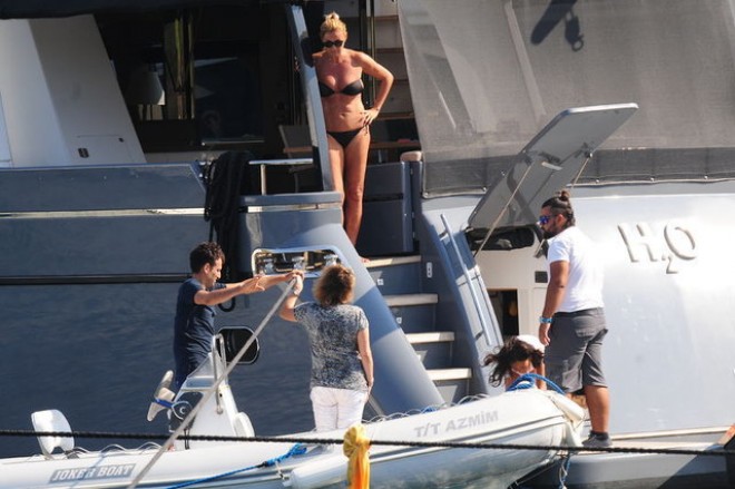 Pınar Altuğ dostları ilə yaxtasında&nbsp;