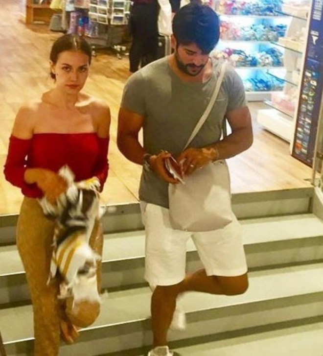 Maldivdən qayıdan Burak və Fahriye Türkiyədə “hamburger” yedi