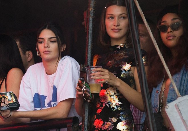 Kendal və Bella Mikena adasında sürət qayığına mindi - fotolar