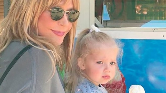 Qalkin Alla Puqaçova övladları ilə birlikdə zooparkda - video