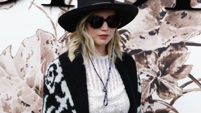 Cennifer Lourens dəfiləyə alt paltarı geyinmədi - foto