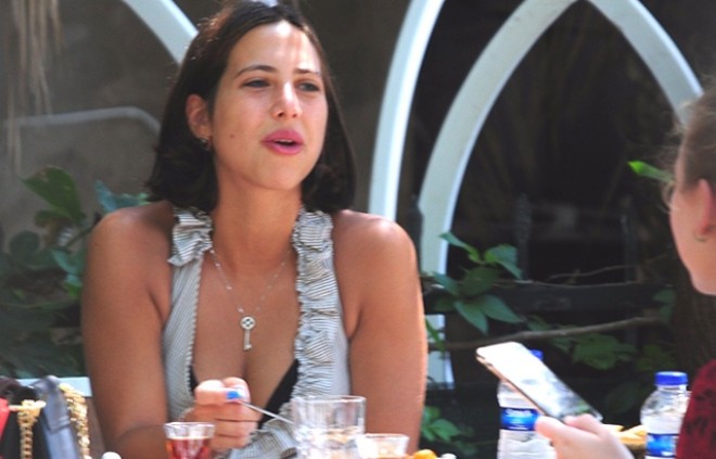 Hülya Avşarın qızı iştahı ilə diqqət çəkdi