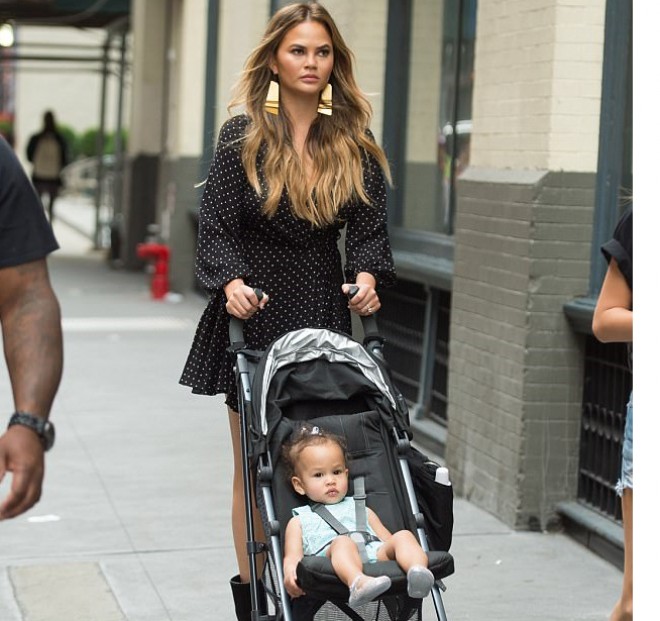 Krissi qızı ilə gəzintidə - foto