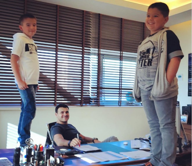 Emin əkizləri ilə iş yerində - foto