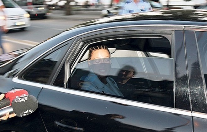 Serenay Sarıkaya avtomobil yoxlamasında görüntüləndi