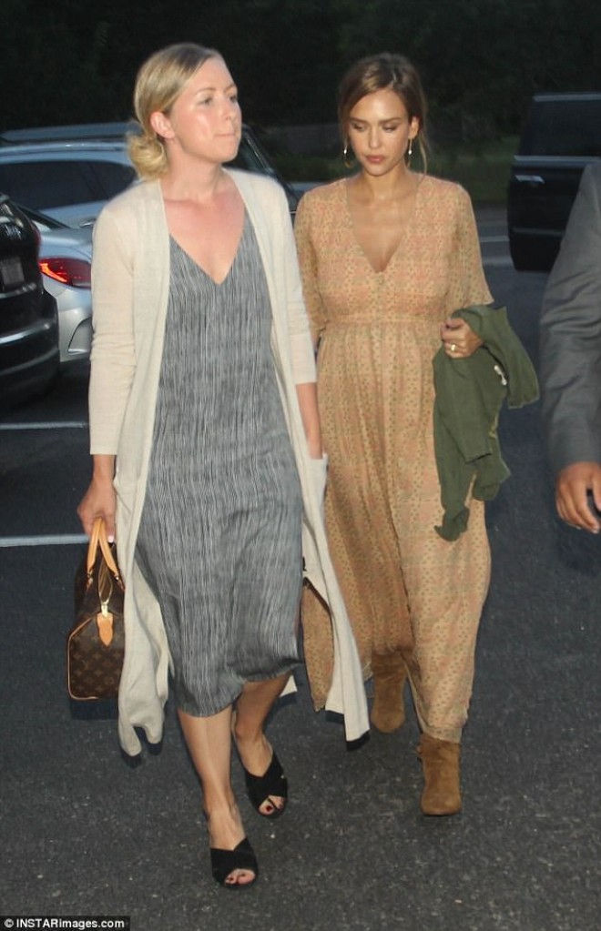 Hamilə aktrisa gecə yeməyində - foto