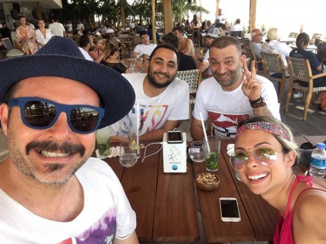 Aktyor sevgilisi ilə tətildə - foto