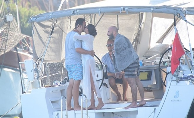 Məşhur cütlük yaxtada qucaqlaşaraq öpüşdü - foto