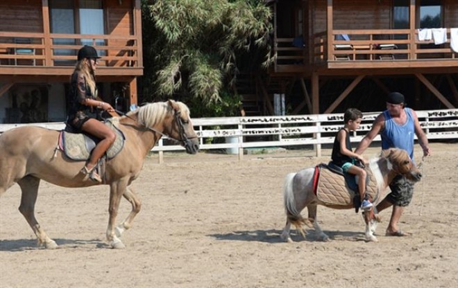 Aktrisa atdan qorxub dərsi yarımçıq qoydu