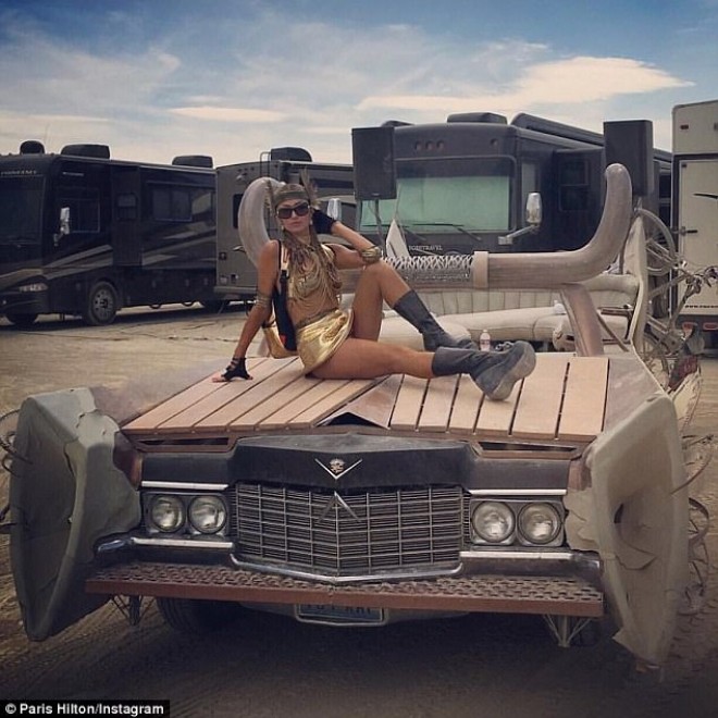 Paris Hilton “Burning Man” festivalında - foto
