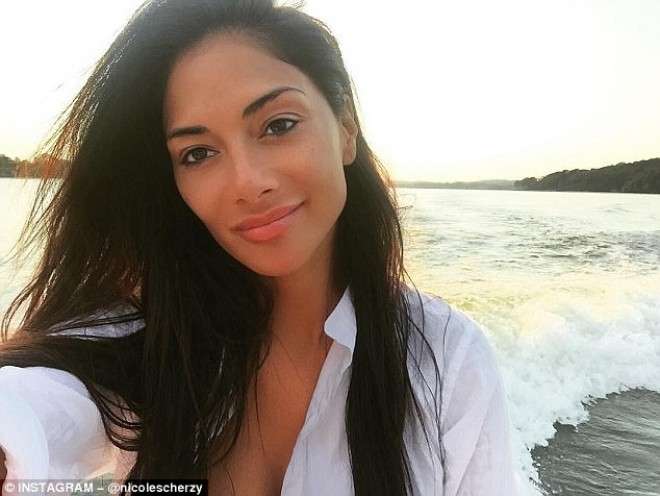 Nikol ailəsi ilə tətildə - foto