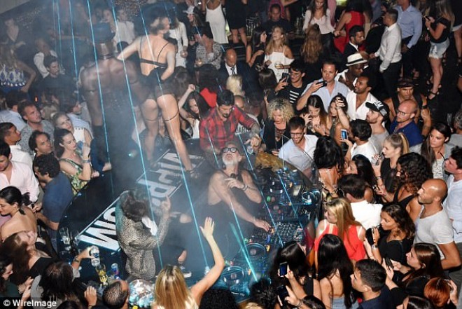 Canluka Vakki gecə klubuna yeni sevgilisi ilə qatıldı - foto