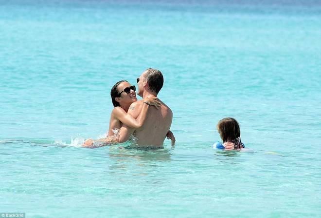 Hollivud ulduzu ailəsi ilə istirahətdə - fotolar