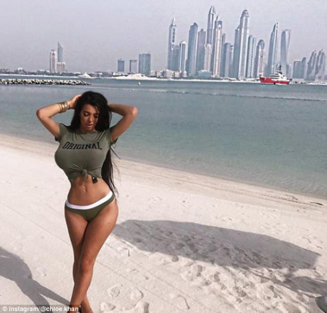 Böyük sinəli model Dubayda - fotolar