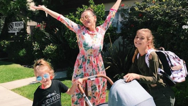 Anna Sedakovanın 6 yaşlı qızı Los-Ancelesdə təhsilə başladı - foto