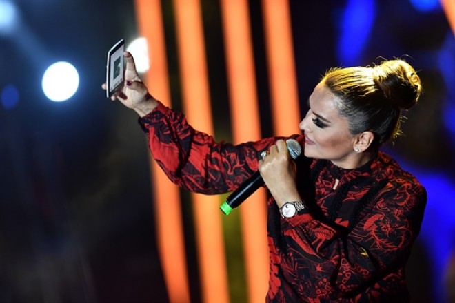 Demet pərəstişkarına doğum günü üçün ətirini hədiyyə etdi