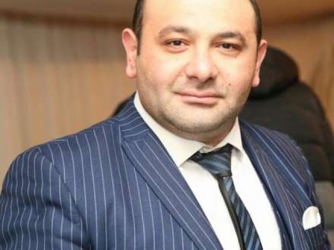 Namiq həmkarlarından şikayətləndi