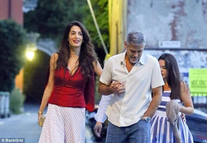 Corc Kluni &nbsp;və xanımı gəzintidə - fotolar